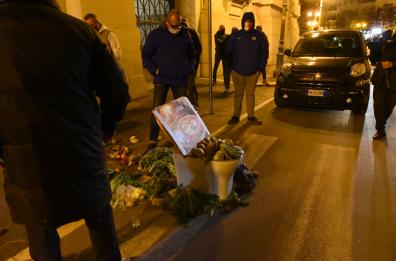 Foggia, ristoratori contro zona arancione: la spesa in un water davanti a Prefettura. Domani tavolo tecnico