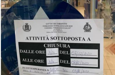 Taranto, negozi aperti in centro commerciale nonostante divieti: disposta chiusura immediata