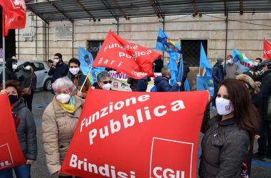 Bari, dipendenti pubblici in piazza per il contratto: «Servizi più efficienti, non obsoleti»