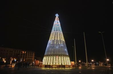 Bari, acceso mega albero di Natale in centro e donate al Comune 3mila spese per famiglie bisognose  