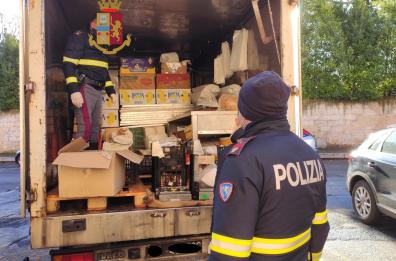 Gioia del Colle, cibi in furgone arrugginito e con insetti: sequestrati oltre 500 chili dalla Polstrada