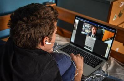 Video, app e tour virtuali: l'orientamento per scegliere la nuova scuola si fa sui social