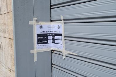 Taranto, polizia locale chiude circolo con 8 persone assembrate senza mascherina