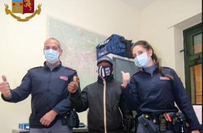 Matera, arrestati due scippatori minorenni grazie all’intervento di un giovane migrante del Mali