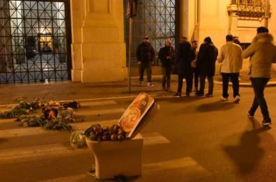 Foggia, ristoratori non possono riaprire e donano alimenti a Caritas 