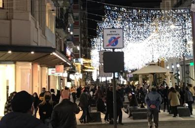 Bari, caos assembramenti: da sabato le «zone rosse» per le feste. Decaro: «Così le nuove regole»