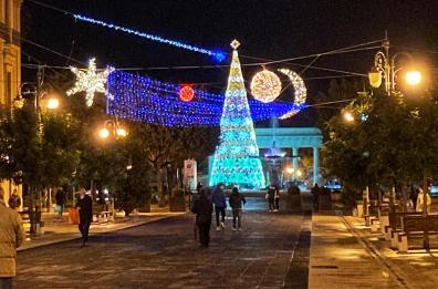 Aria di Natale a Foggia: si accende l'albero al pronao della villa