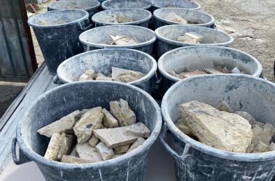 Bari, beccato con l'Apecar carico di rifiuti illegali: cerca di abbandonarli per strada