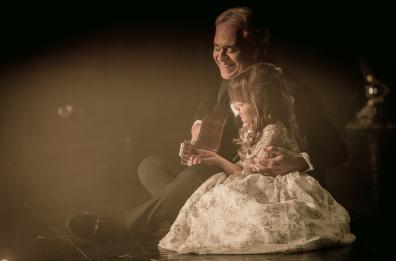 Bocelli canta «Hallelujah»  con la figlia Virginia nel teatro regio di Parma 