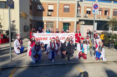 Foggia, acceso l'albero del Policlinico Riuniti: un segno di speranza contro il Covid
