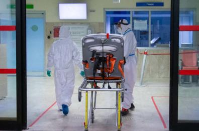 Covid Puglia, record contagi (+2369) e positività al 18%: altri 36 morti. Emiliano: «Zero controlli per paura di tensioni»