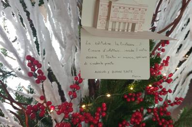 «Caro teatro ti scrivo»: a Brindisi i messaggi sotto l'albero nel Verdi chiuso