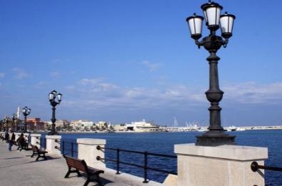 Bari, in arrivo nuove misure anti Covid: chiusi giardini pubblici e rimosse panchine