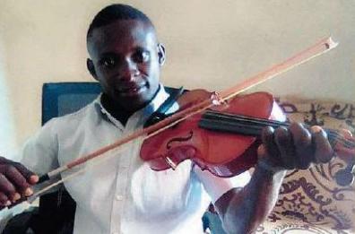 Valenzano, regala il violino al «collega» musicista  in Africa