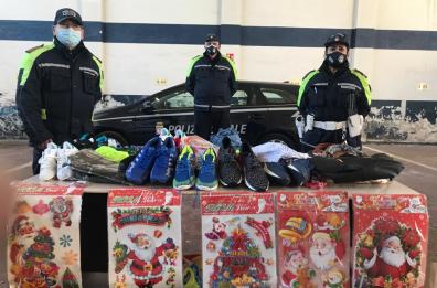 Monopoli, beni sequestrati e confiscati distribuiti ai più bisognosi: ci sono scarpe, indumenti e giocattoli