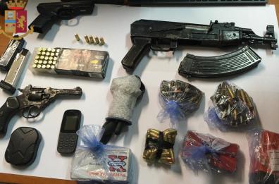 Cerignola, nascondeva pistole, kalashnikov e munizioni: arrestato 50enne 