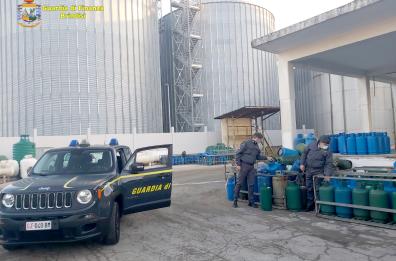 Bombole gas contraffatte, 4 arresti in Puglia: opificio sequestrato a Corato 