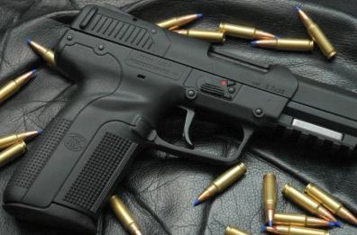 Potenza, posta su Fb foto pistola e cartucce: indagato 39enne