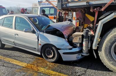 Lagopesole, auto sotto tir che trasportava pale eoliche: ferito il conducente