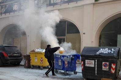 Bari, prende fuoco all'improvviso cassonetto vicino stazione: cittadini cercano di spegnerlo con secchi d'acqua