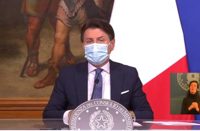 Decreto legge Natale, la diretta di Conte: «Decisione sofferta ma da subito 645 mln per bar-ristoranti»