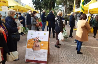 Lecce, nei mercati cittadini «spesa sospesa» no-stop per i più bisognosi 