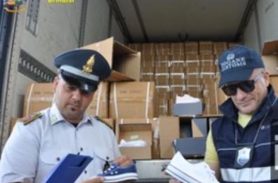 Bari, le scarpe contraffatte ai piedi dei bisognosi