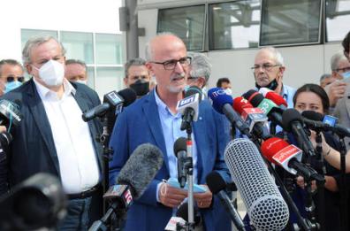 Vaccini Covid 19, Lopalco: «Poche dosi in Puglia, non bastano per le richieste». Federfarma: «Farmacie non perdano priorità»