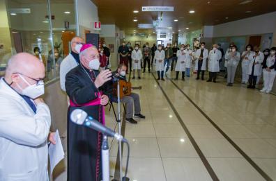 Potenza, la benedizione del vescovo al San Carlo a personale e malati
