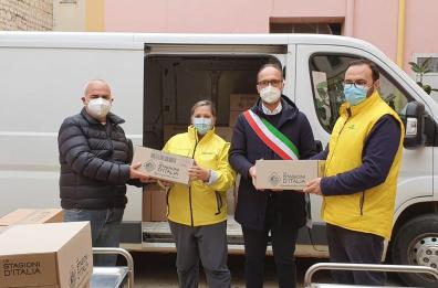Puglia, oltre 600 pacchi per i bisognosi da Coldiretti: 20mila chili di prodotti made in Italy