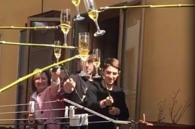 Covid, così il brindisi volante tra i balconi in paese del Potentino