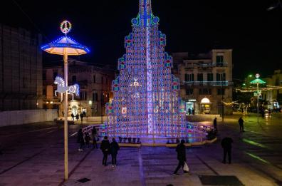L'albero di Natale di Ruvo tra i 21 più belli al mondo: la classifica di Forbes