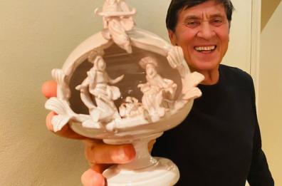 Tra le grandi mani di Gianni Morandi la natività in ceramica di Grottaglie