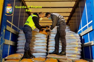 Porto Bari, sequestrati 2 camion con oltre 57 tonnellate di pellet con marchio qualità abusivo 