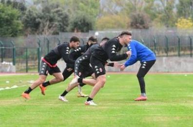 Oggi (ore 15) il Bari a Palermo può riaprire il campionato
