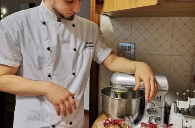 Bari, il 24enne Mattia: «Con i panettoni fatti in casa nutro un sogno e pago l’affitto»