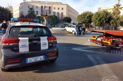 Foggia, conducente perde il controllo dell'auto e finisce bella fontana 