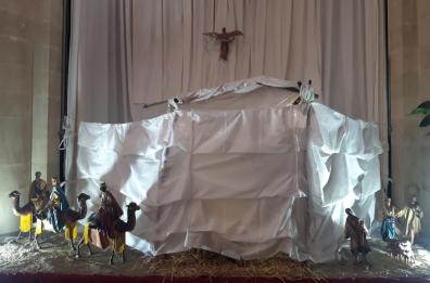 Cutrofiano, allestito presepe no-Covid avvolto da una grande mascherina 