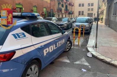 Taranto, pronto a lanciarsi nel vuoto, un vicino di casa dà l’allarme: 53enne salvato dai poliziotti 