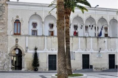Manfredonia, sotto l'albero la stabilizzazione per 15 ex lsu al Comune