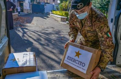 Foggia, i militari dell'Artiglieria dell'Esercito donano 320 chili di alimenti a mensa dei poveri