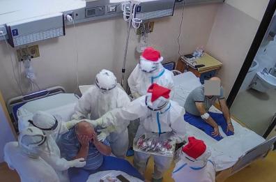 Potenza, sanitari donano il presepe della speranza in un guscio di noce: commozione in corsia