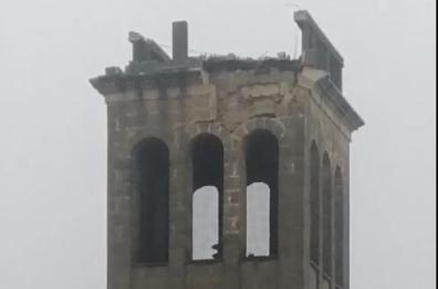 Supersano, fulmine su campanile chiesa fa crollare sommità della torre: danneggiate due auto 