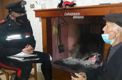 Torre Santa Susanna, 89enne solo chiede l'intervento dei CC: «Fatemi un po' di compagnia»