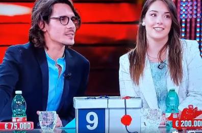 Futuri sposi brindisini fanno il botto ad «Affari tuoi»: vincono 206mila euro