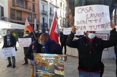 Bari, sit-in di protesta all'ex Socrate: i migranti non rientreranno nell'immobile