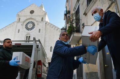 Bari, quintali di pasta donati alla mensa della Cattedrale 