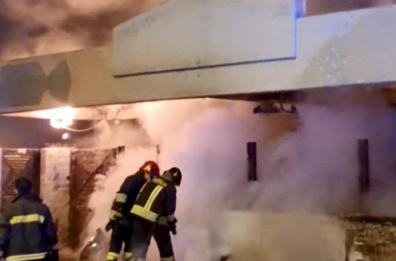Bari, i botti e la palazzina danneggiata da un incendio: area transennata