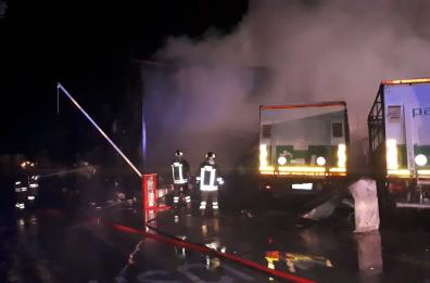 Manfredonia, a fuoco capannone azienda di bibite: distrutti anche mezzi