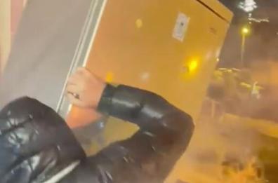 Taranto, lanciano frigorifero dal balcone a Capodanno: 4 denunciati, c'è anche un minore 